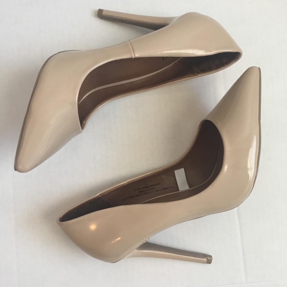 Nude pointed toe heel